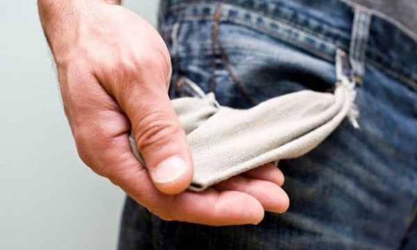 Δεν του φτανε ο αχάριστος λαός που κοιτά την τσέπη του και μένει ενεός, τώρα του κουνιέται και ο χώρος ο Κεντροαριστερός