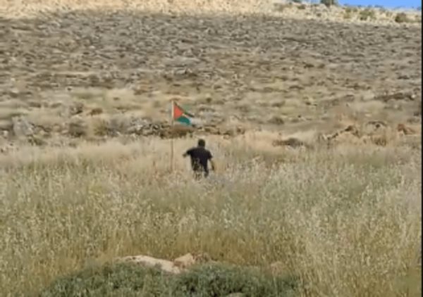 Ισραήλ: Η στιγμή που έφεδρος κλωτσάει παγιδευμένη με εκρηκτικά σημαία της Παλαιστίνης