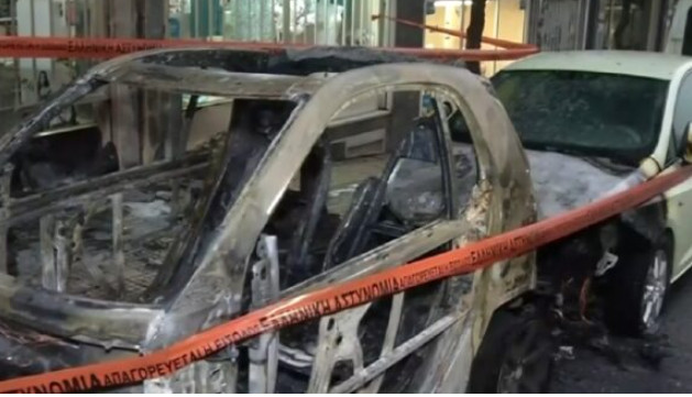 Αθήνα: Εμπρησμός δύο ΙΧ αυτοκινήτων – Υλικές ζημιές