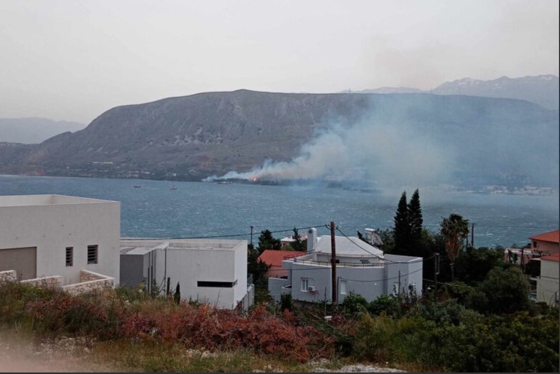 Κρήτη: Φωτιά σε δασική έκταση στον Ναύσταθμο - Εκκενώθηκε ο οικισμός και το νοσοκομείο, ήχησε το 112