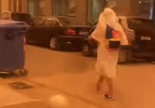 Καλαμάτα: Πιτσιρικάς βγήκε στον δρόμο με κελεμπία λόγω αφρικανικής σκόνης και έγινε viral