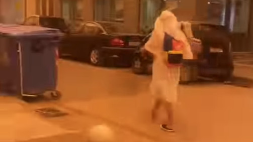 Καλαμάτα: Πιτσιρικάς βγήκε στον δρόμο με κελεμπία λόγω αφρικανικής σκόνης και έγινε viral