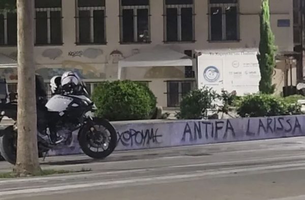 Λάρισα: Άντρας άρχισε να βγάζει τα ρούχα του σε κοινή θέα σε κεντρική πλατεία (εικόνα)