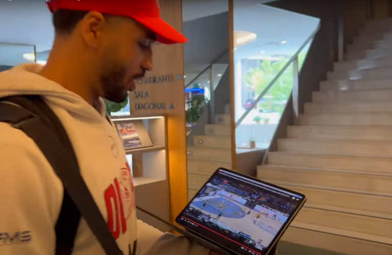 Ο κόσμος του Ολυμπιακού στις εξέδρες, η στήριξη των αδερφών Αγγελόπουλων και ο… Μήτρου Λονγκ(vid)