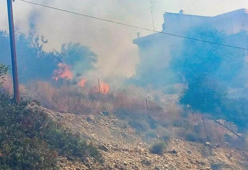 Μαίνεται ανεξέλεγκτη η φωτιά στο Λασίθι - Διασωληνώθηκε τραυματίας