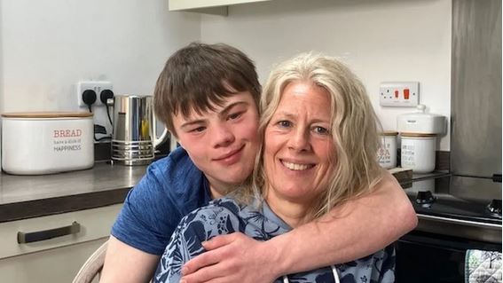 Βρετανία: Δεκαεννιάχρονος με σύνδρομο Down θέλει να σπάσει το ρεκόρ του νεαρότερου μαραθωνοδρόμου
