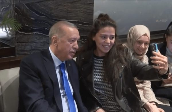 Ταγίπ Ερντογάν: Η βόλτα στις καφετέριες και οι selfie με τους πολίτες