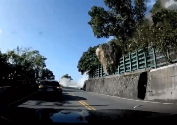 Ταϊβάν: Η στιγμή που βράχος πέφτει πάνω σε αμάξι την ώρα του σεισμού