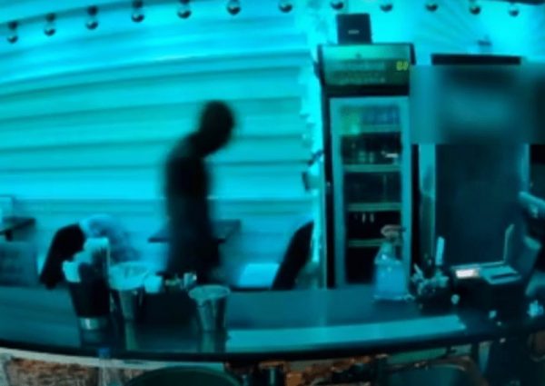 Θεσσαλονίκη: Καρέ καρέ η στιγμή της διάρρηξης σε μπαρ του Ευόσμου