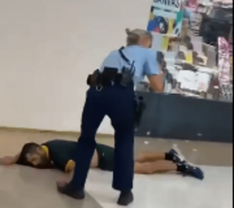 Σίδνεϊ: Η στιγμή που η αστυνομικός εξουδετέρωσε τον δράστη