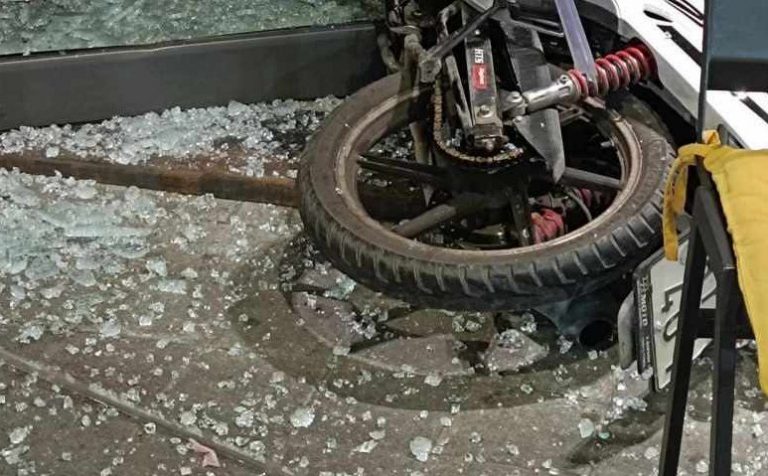 Πάτρα: Διανομέας πέρασε με το μηχανάκι του μέσα από τη τζαμαρία