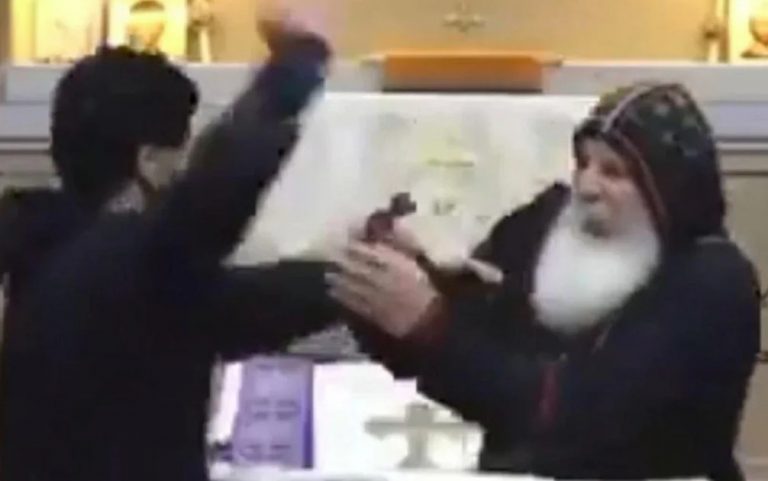 Σίδνεϊ: Άγνωστος μαχαίρωσε ιερέα σε ζωντανή μετάδοση