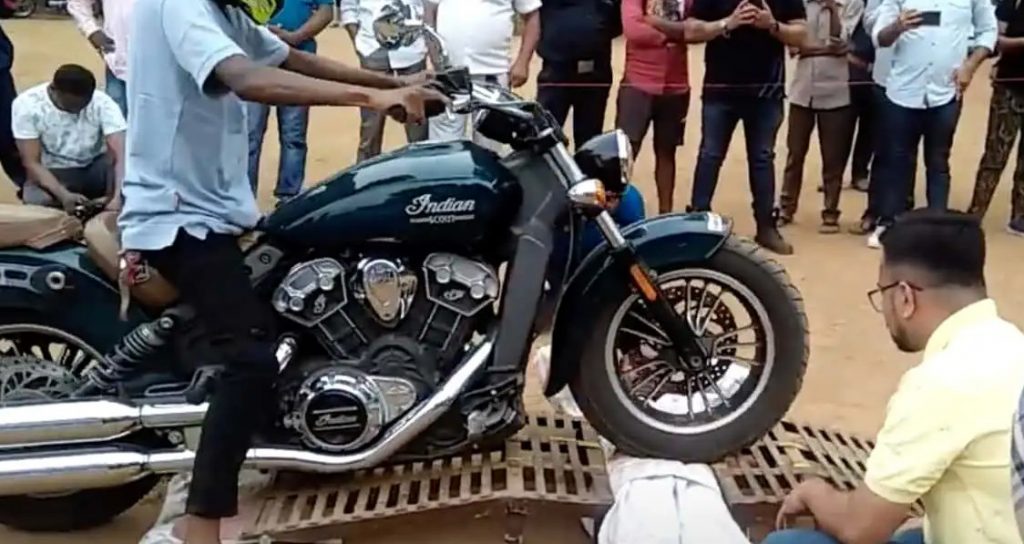 Ινδία: Τον πάτησαν 376 μοτοσικλέτες και μπήκε στο βιβλίο Γκίνες
