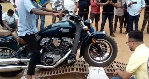 Ινδία: Τον πάτησαν 376 μοτοσικλέτες και μπήκε στο βιβλίο Γκίνες
