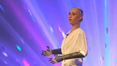 Η Σοφία, το διασημότερο ρομπότ στον πλανήτη, μιλά στο in για το μέλλον της ανθρωπότητας και τη… Σαντορίνη