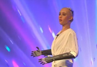 Η Σοφία, το διασημότερο ρομπότ στον πλανήτη, μιλά στο in για το μέλλον της ανθρωπότητας και τη… Σαντορίνη