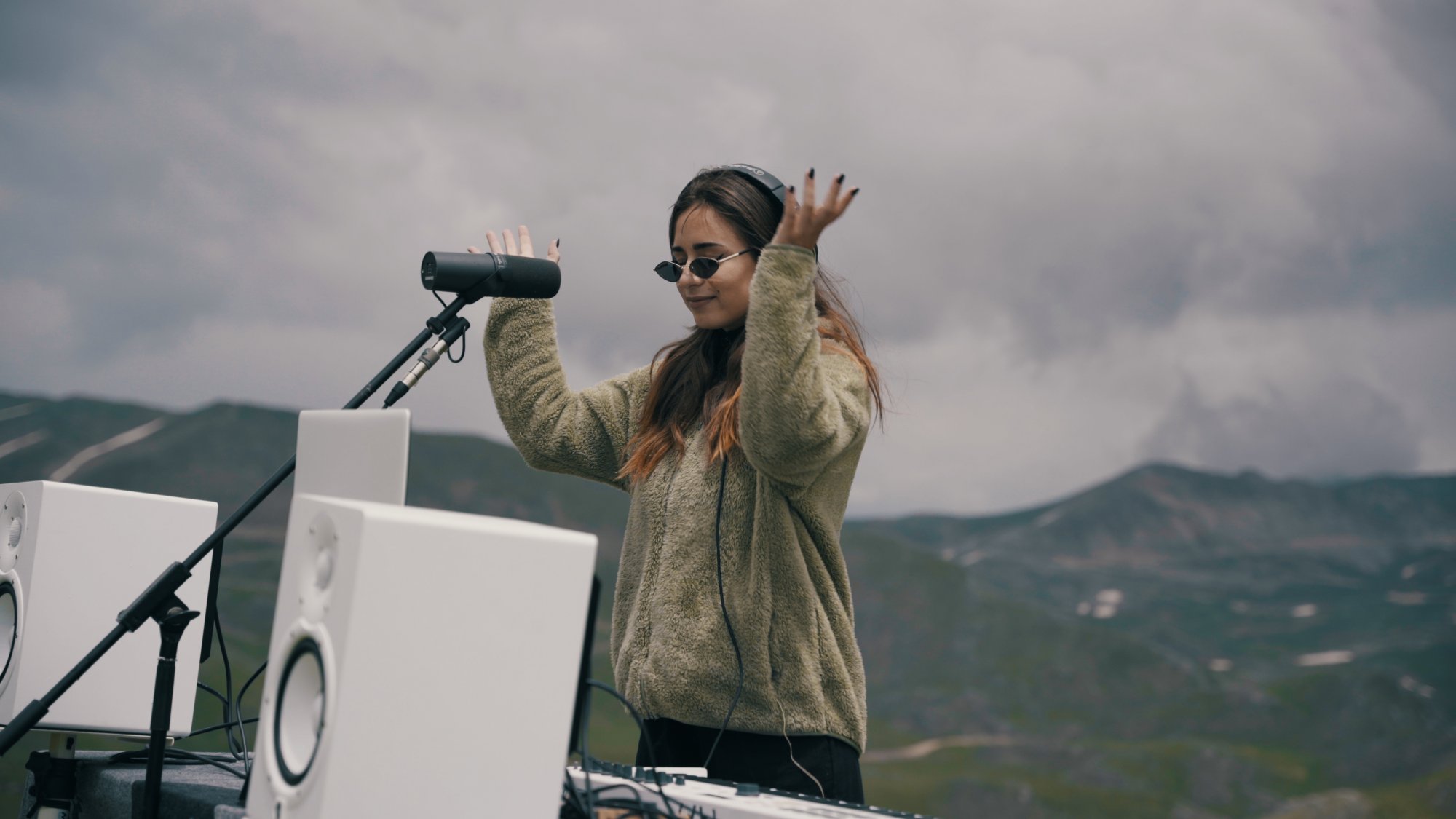 Ποια είναι η Billie Kark – Το απόλυτο viral φαινόμενο του TikTok που «μπλέκει» παραδοσιακή και techno μουσική