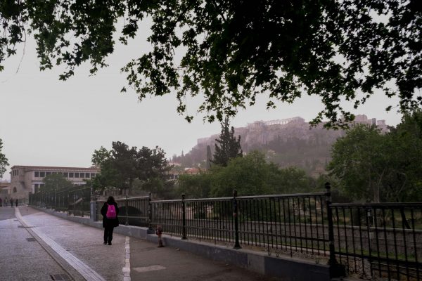 Αφρικανική σκόνη: Οδηγίες του υπ. Υγείας για τα μέτρα προφύλαξης – Πότε θα καθαρίσει ο ουρανός