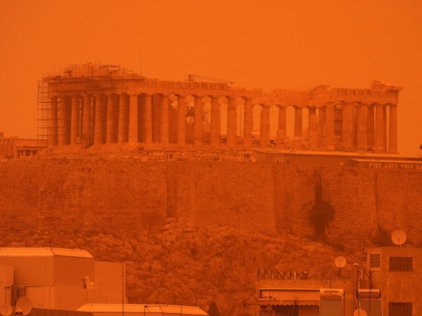 Αφρικανική σκόνη: «Έντυσε» στα κόκκινα την Ακρόπολη – Ειδυλιακό τοπίο