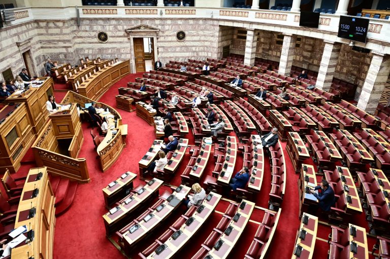 Βουλή: Αντιδράσεις για την τροπολογία που εισάγει τη συνεργασία των ιδιωτών γιατρών με τα δημόσια νοσοκομεία