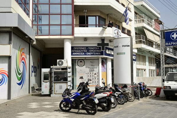 Άγιοι Ανάργυροι: «Είπε ότι θα πάρει εκείνη το 100 και έφυγε» – Τι κατέθεσε η αξιωματικός υπηρεσίας