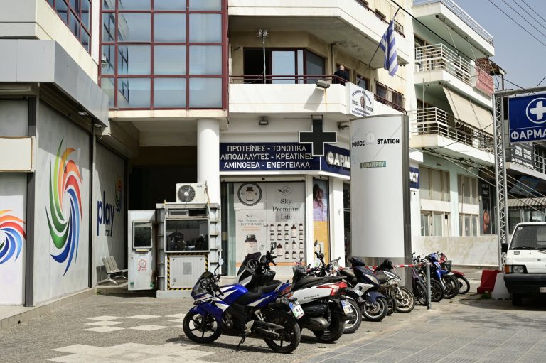 Άγιοι Ανάργυροι: «Είπε ότι θα πάρει εκείνη το 100 και έφυγε» – Τι κατέθεσε η αξιωματικός υπηρεσίας