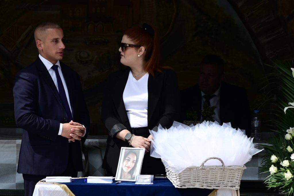Άγιοι Ανάργυριοι: Θρήνος και οργή στην κηδεία της 28χρονης Κυριακής – Δείτε εικόνες και βίντεο