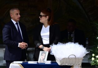 Άγιοι Ανάργυριοι: Θρήνος και οργή στην κηδεία της 28χρονης Κυριακής – Δείτε εικόνες και βίντεο