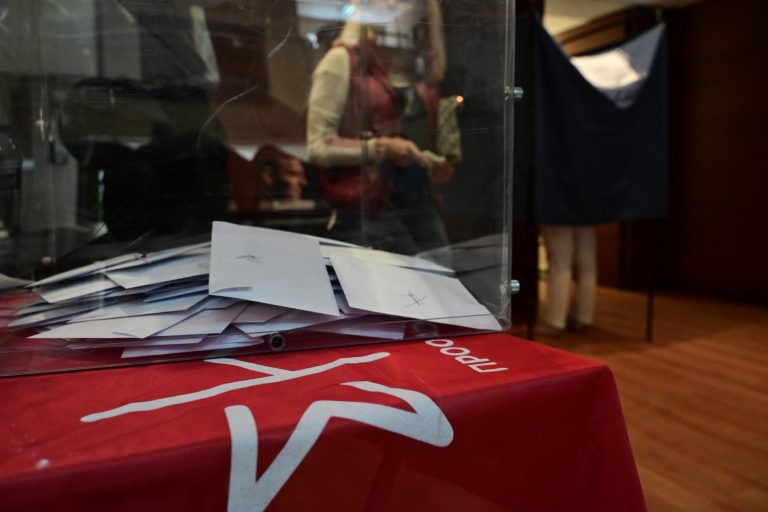 Έκλεισαν οι κάλπες στον ΣΥΡΙΖΑ – Πάνω από 63.000 ψηφοφόροι, ικανοποίηση για τη διαδικασία