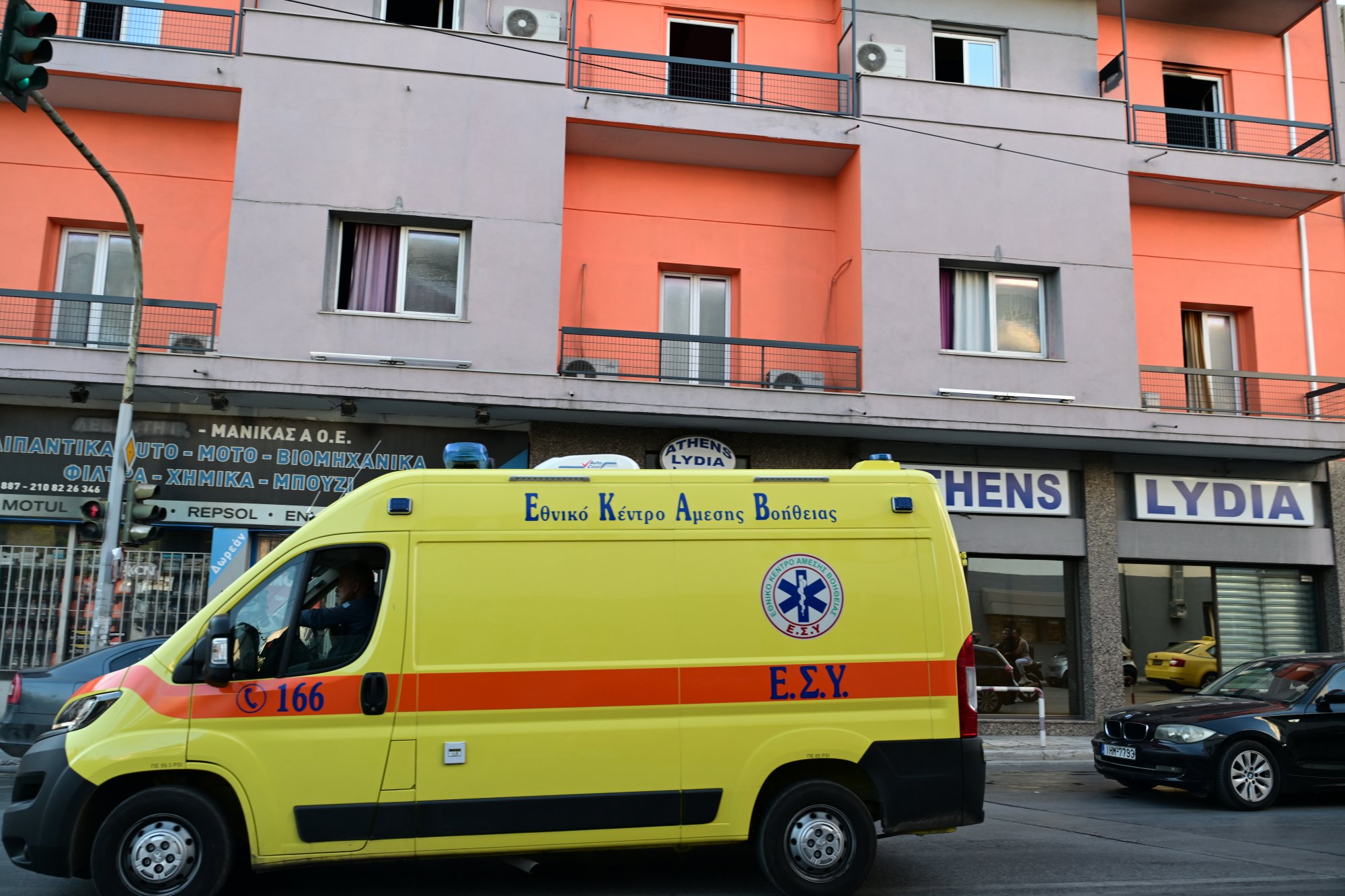 Σορός άνδρα εντοπίστηκε σε ξενοδοχείο στη Λιοσίων μετά από πυρκαγιά - Απεγκλωβίστηκαν πέντε άτομα