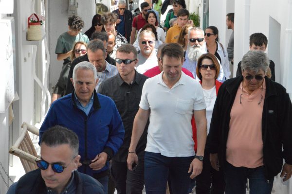 Κασσελάκης: Αποκλεισμένος στην Αστυπάλαια, του τραγουδούν bella ciao και Ξυλούρη