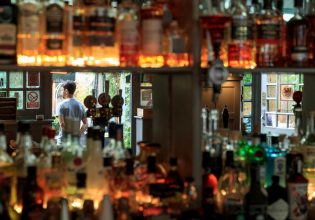 To Ίντερνετ βράζει επειδή μια παμπ δέχεται σκυλιά αλλά όχι παιδιά – Τους κατηγορούν για μισογυνισμό