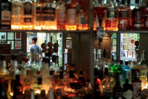 To Ίντερνετ βράζει επειδή μια παμπ δέχεται σκυλιά αλλά όχι παιδιά – Τους κατηγορούν για μισογυνισμό