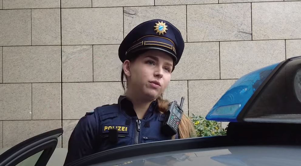 Γερμανία: Αστυνομικοί κάνουν περιπολία χωρίς... παντελόνια