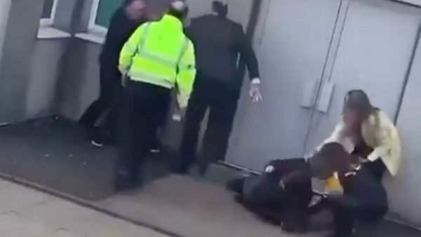 Ουαλία: «Αυτό το κορίτσι μαχαιρώθηκε» – Επεισόδιο σε σχολείο με τρεις τραυματίες