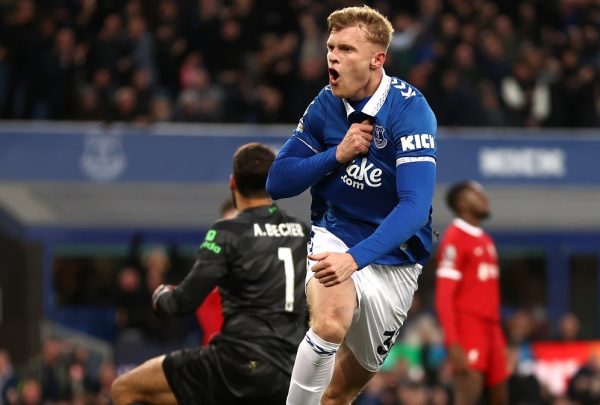 Σβήνουν τα όνειρα τίτλου της Λίβερπουλ (0-2), τρίποντο με ανατροπή για την Μάντσεστερ Γιουνάιτεντ (4-2)