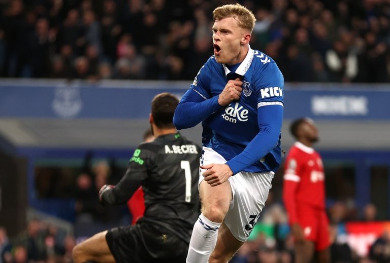 Σβήνουν τα όνειρα τίτλου της Λίβερπουλ (0-2), τρίποντο με ανατροπή για την Μάντσεστερ Γιουνάιτεντ (4-2)