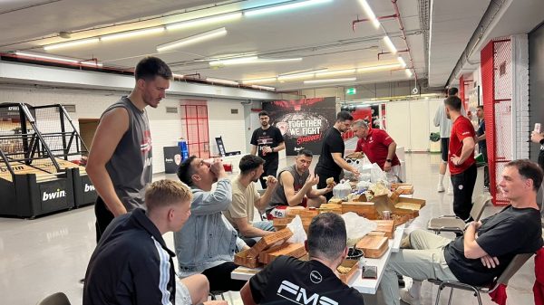 Κέρασε σουβλάκια ο Πετρούσεφ