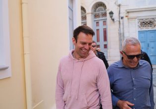 Στη Σύρο ο Στέφανος Κασσελάκης – «Δεν υπάρχουν για μας παραγκωνισμένοι Έλληνες»