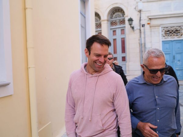 Στη Σύρο ο Στέφανος Κασσελάκης – «Δεν υπάρχουν για μας παραγκωνισμένοι Έλληνες»