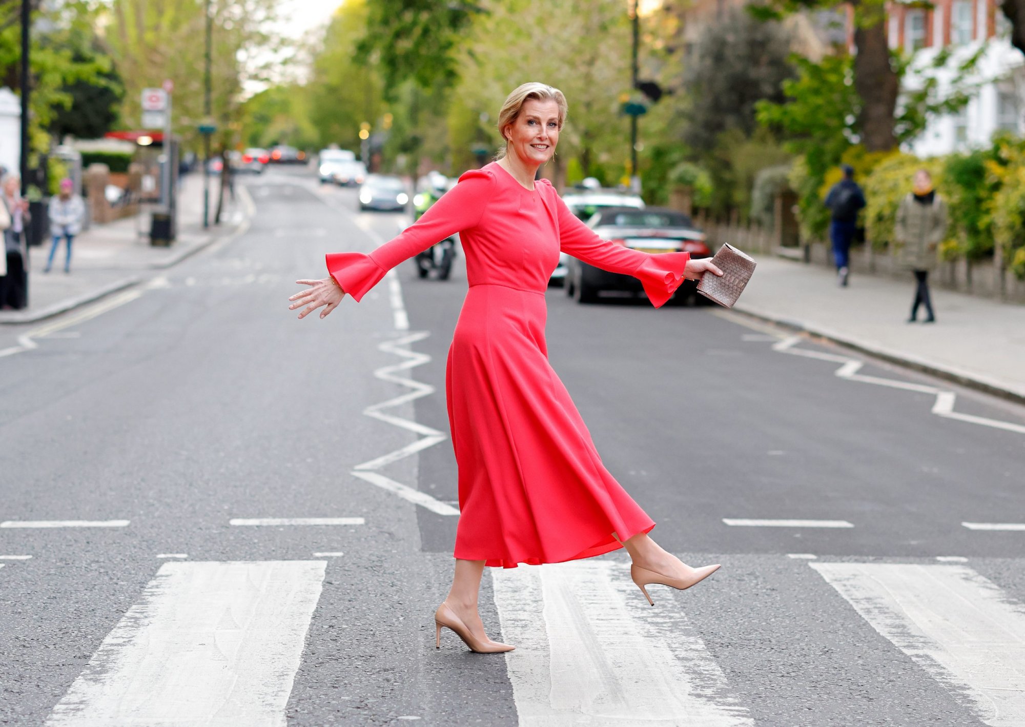 Σοφία του Εδιμβούργου: Η αγαπημένη νύφη της Ελισάβετ αναπαράγει το Abbey Road εξώφυλλο των Beatles και είναι iconic