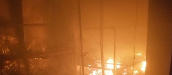Ηλεία: Φωτιά σε αποθήκη όπου έμεναν εργάτες γης