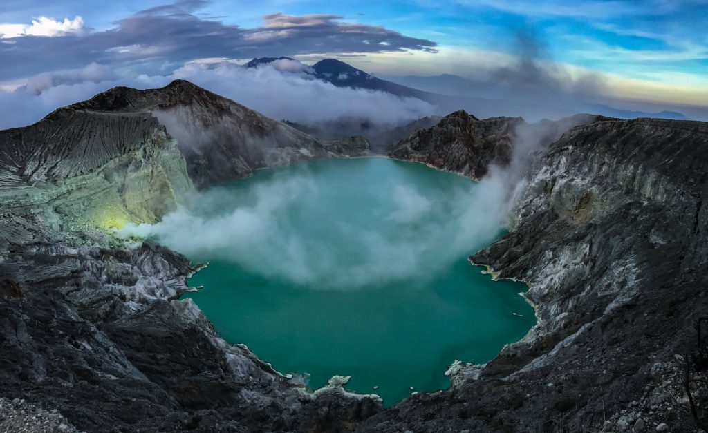 «Βουτιά» θανάτου για τουρίστρια – Πήγε να βγάλει φωτογραφίες σε ηφαίστειο και έπεσε στον κρατήρα