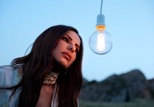 «Δε Φρενάρω»: Το viral κορίτσι του TikTok επιστρέφει με νέα επιτυχία!