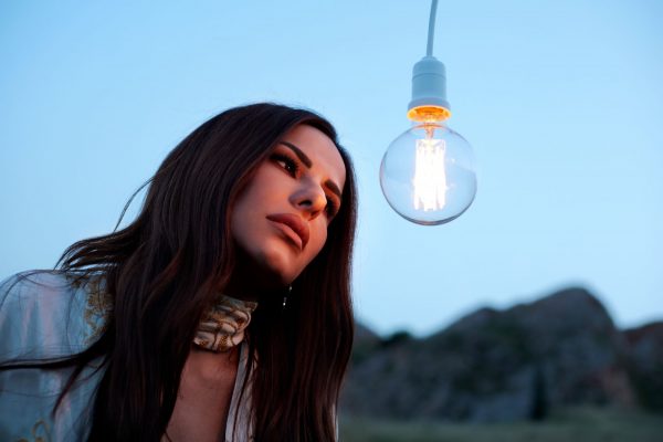 «Δε Φρενάρω»: Το viral κορίτσι του TikTok επιστρέφει με νέα επιτυχία!