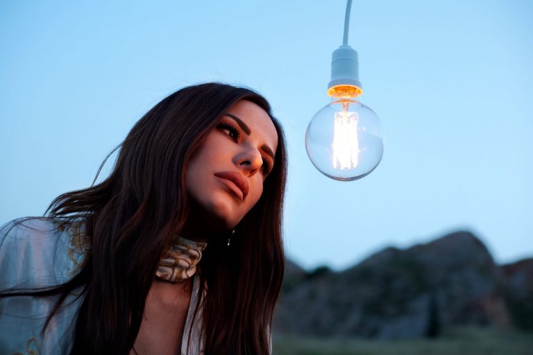 «Δε Φρενάρω»: Το viral κορίτσι του TikTok επιστρέφει με νέα επιτυχία!