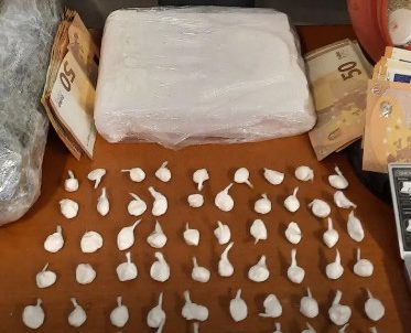 Ηράκλειο: Έκρυβαν κοκαΐνη, χασίς και 20.000 ευρώ σε κατσαρόλες και απορροφητήρα