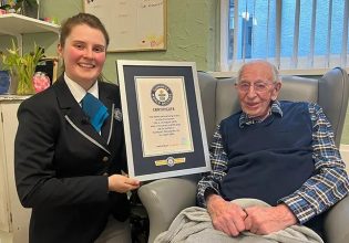 Ρεκόρ Γκίνες: Ο γηραιότερος άνδρας στον κόσμο αποκαλύπτεται – Η συνήθεια χρόνων και τα μυστικά της μακροζωίας