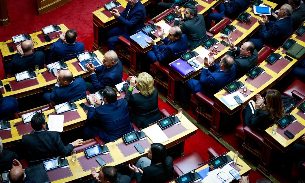 Όποιος το έγκλημα κουκουλώνει τον λαό εξαγριώνει και όποιος τον Καραμανλή χειροκροτάει μετά την κάλπη θα παραμιλάει