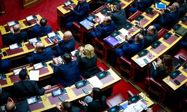 Όποιος το έγκλημα κουκουλώνει τον λαό εξαγριώνει και όποιος τον Καραμανλή χειροκροτάει μετά την κάλπη θα παραμιλάει